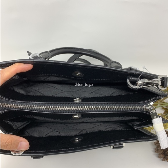 Michael Kors Hope Medium Messenger - Picture 7 of 9